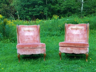 These vintage pink velvet slipper chairs are perfect to rent as lounge furniture at a wedding.